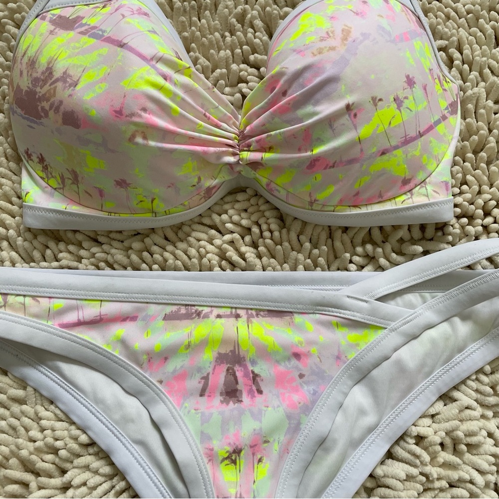 Victoria’s Secret bikini - Picture 3 of 5
